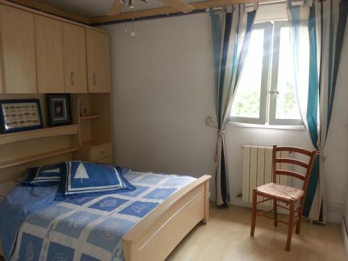 une chambre avec un lit, une chaise et une fenêtre dans l'établissement Mas Provencal 8 pers, air-conditioned private pool, à Antibes