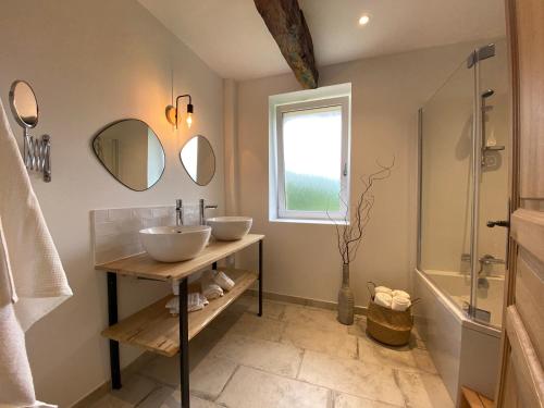 une salle de bain avec deux lavabos et une douche dans l'établissement Gite Côté Truffes, à Les Palissoux