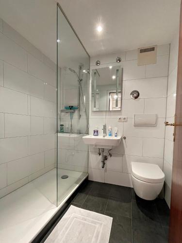a bathroom with a shower and a toilet and a sink at Exklusives City Studio in Neuhausen - stilvoll wohnen nahe Schloss Nymphenburg in Munich