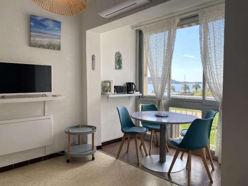 Photo de la galerie de l'établissement Appartement T1 climatisé avec cuisine équipée, TV, lave-linge, proche centre Balaruc-les-Bains - FR-1-553-258, à Balaruc-les-Bains