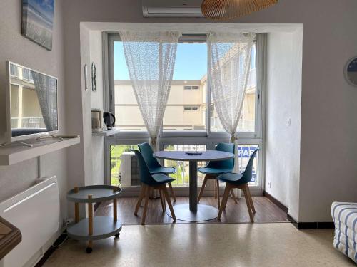 Photo de la galerie de l'établissement Appartement T1 climatisé avec cuisine équipée, TV, lave-linge, proche centre Balaruc-les-Bains - FR-1-553-258, à Balaruc-les-Bains