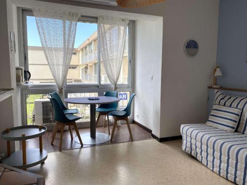 Photo de la galerie de l'établissement Appartement T1 climatisé avec cuisine équipée, TV, lave-linge, proche centre Balaruc-les-Bains - FR-1-553-258, à Balaruc-les-Bains