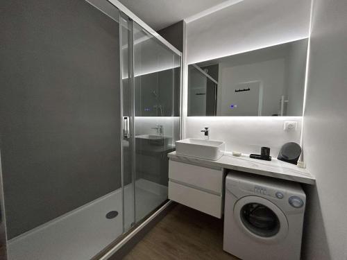 une salle de bain avec une machine à laver et un lavabo dans l'établissement 2 pièces avec balcon, 4 couchages à Saint-Jean-de-Monts - FR-1-224C-319, à Saint-Jean-de-Monts