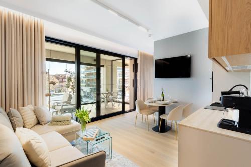 un soggiorno con un divano e un tavolo di RJ Apartament Baltic Infinity Resort & Spa - free parking a Międzyzdroje
