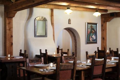Un restaurante u otro lugar para comer en Sagebrush Inn & Suites