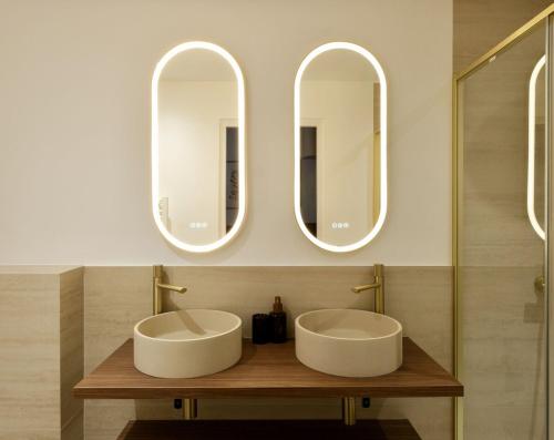deux lavabos dans une salle de bain avec deux miroirs dans l'établissement Somptueux avec grande terrasse, à Cannes