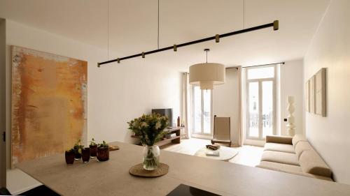 un salon avec un canapé et une table dans l'établissement Somptueux avec grande terrasse, à Cannes