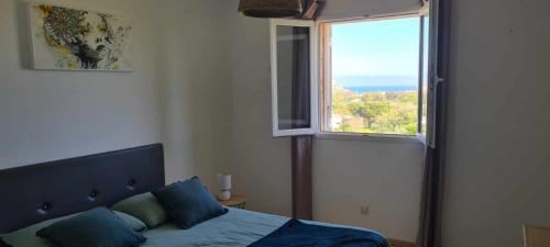 Postel nebo postele na pokoji v ubytování 130m2 qui surplombe la baie de Calvi vue citadelle