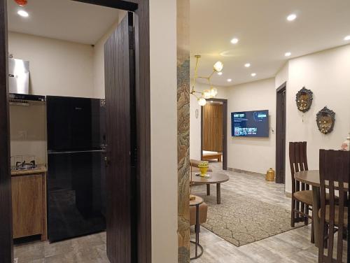 un salon et une salle à manger avec une table dans l'établissement Korean Style 2BHK with City Views & Free Netflix, à Rawalpindi