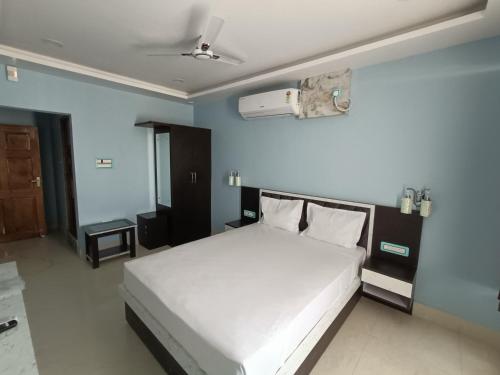 a bedroom with a large white bed in a room at Kashvi Palace in Muzaffarpur