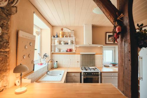 Kuchyň nebo kuchyňský kout v ubytování Maison partagée - Moulin de Kerellec