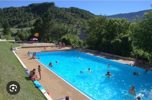 Kolam renang di atau dekat dengan House in Drôme Provençale