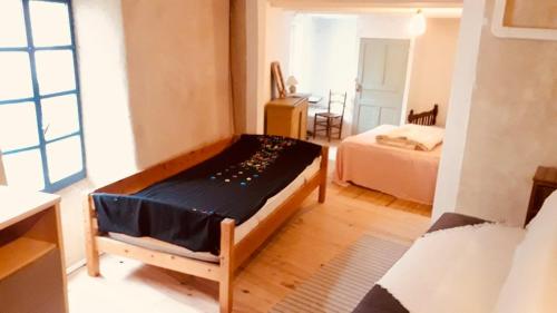 Cette petite chambre comprend un lit et une chambre. dans l'établissement House in Drôme Provençale, à Saint-Nazaire-le-Désert