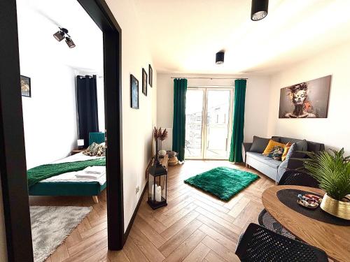 una sala de estar con un sofá y una mesa en Ami Luxury Residence XII CENTRUM - możliwość REJSU ŁODZIĄ, en Iława
