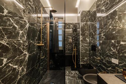 Bilik mandi di Luxury Suites in the Heart of Cagliari