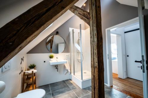 un bagno in mansarda con lavandino e specchio di 5 - mega saniertes Apartment im Dankmalschutz - nur kurze Zeit verfügbar a Brunsbüttel
