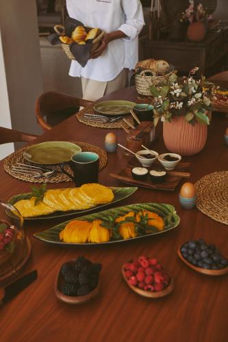 ein Tisch mit Tellern voller Essen darauf in der Unterkunft Casa da Ria in Tavira