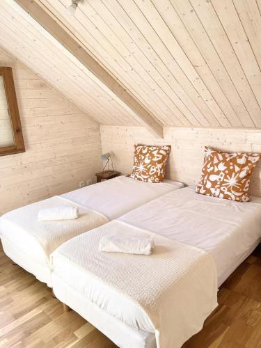 Ένα ή περισσότερα κρεβάτια σε δωμάτιο στο Le Chalet Enchanté