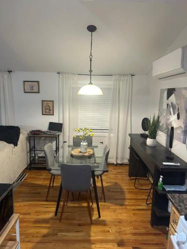 Gallery image of Chic modern bedroom 5 mins from JFK in Locust Manor