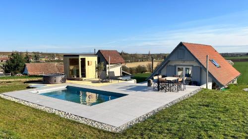 una pequeña casa con piscina en el patio en Naše Búda, en Vlkoš