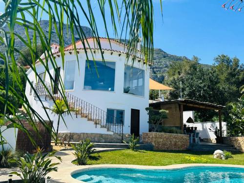 eine Villa mit Swimmingpool und ein Haus in der Unterkunft Casa Avellana in Denia