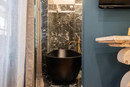 Bilik mandi di Luxury Suites in the Heart of Cagliari