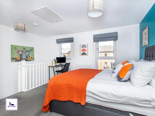 a bedroom with a bed with an orange blanket at Carnforth by Alt-Stay - Wakefield 2 Bed Ensuite Townhouse Contractor and Corporate Accommodation with Private Balcony, Parking, Smart TV, Kitchen and Fast Wi Fi - Long Stay Ready with Weekly and Monthly Rates in Wakefield