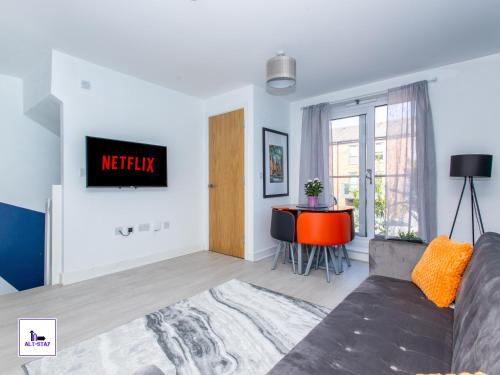 a living room with a couch and a table at Carnforth by Alt-Stay - Wakefield 2 Bed Ensuite Townhouse Contractor and Corporate Accommodation with Private Balcony, Parking, Smart TV, Kitchen and Fast Wi Fi - Long Stay Ready with Weekly and Monthly Rates in Wakefield