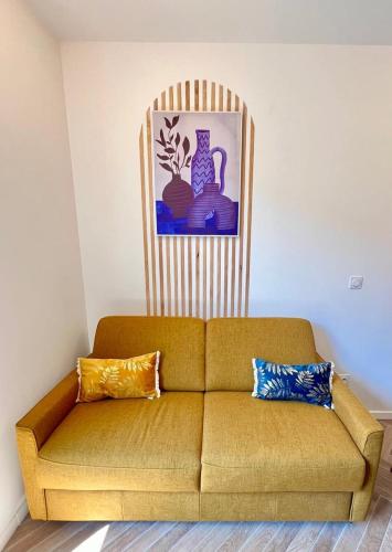 - un canapé avec deux oreillers dans le salon dans l'établissement MOON - 34, à Nice