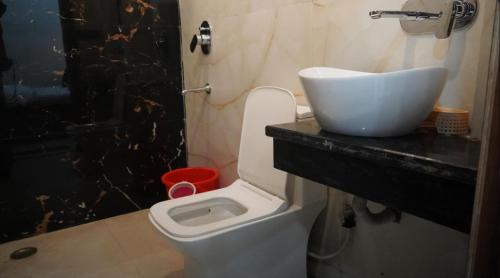 Bilik mandi di Hotel Radhika's Inn
