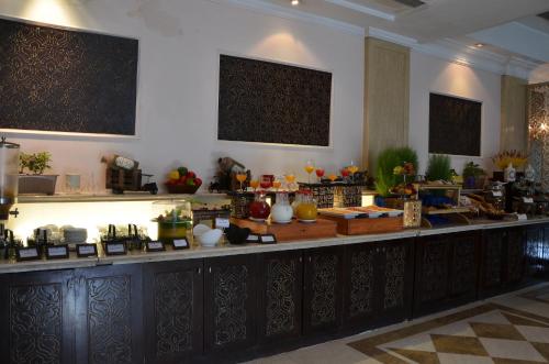 a bar in a restaurant with a counter top at FAIRLIE HOTELS & RESORTS in New Delhi
