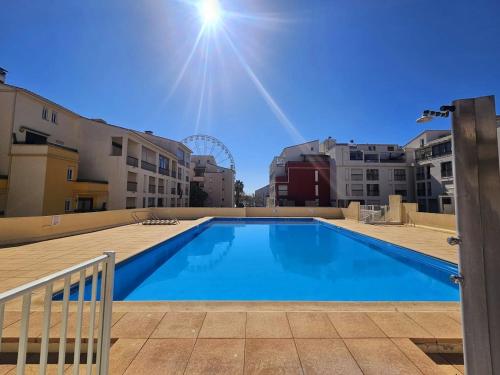 Studio climatisé centre port avec Piscine & Parking