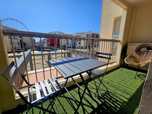d'une terrasse avec une table et des chaises sur un balcon. dans l'établissement Studio climatisé centre port avec Piscine & Parking, au Cap d'Agde