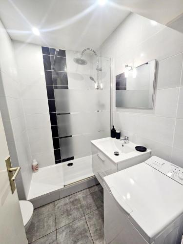 une salle de bain blanche avec un lavabo et une douche dans l'établissement Studio climatisé centre port avec Piscine & Parking, au Cap d'Agde