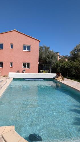 une grande piscine devant un immeuble dans l'établissement Gite El PACHA II 4 etoiles pres d'argeles sur mer au calme au pied des montagnes, à Laroque-des-Albères