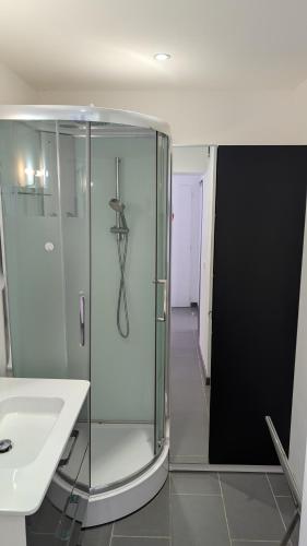 une salle de bain avec douche et lavabo dans l'établissement Gite El PACHA II 4 etoiles pres d'argeles sur mer au calme au pied des montagnes, à Laroque-des-Albères