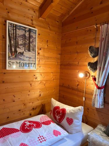 a room with a bed in a log cabin at Blockhäuser Stamsried in Stamsried