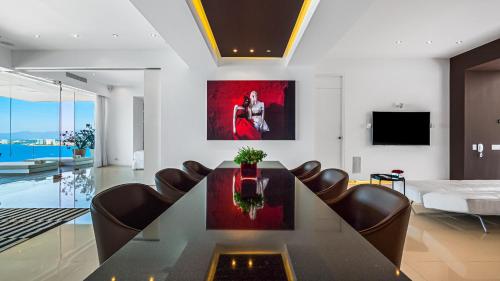 - un salon avec une table à manger et des chaises dans l'établissement Avalon - 1004 Stunning Luxury 3 BR Private Pool, à Puerto Vallarta