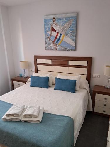 a bedroom with a bed with two towels on it at Blanco y López in Cee