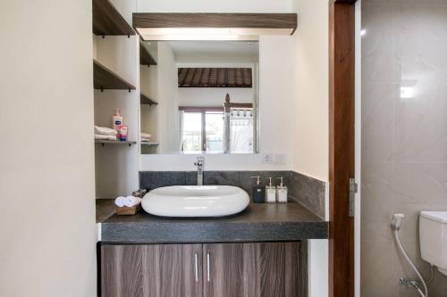 a bathroom with a sink and a mirror at Rena's Kubu in Saba