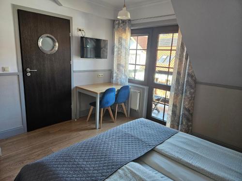 Una cama o camas en una habitación de Pokoje Gościnne Rejs