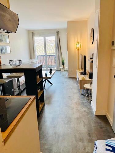 Cette chambre comprend un salon avec un canapé et une table. dans l'établissement Appartement cosy au cœur de port vendres, à Port-Vendres