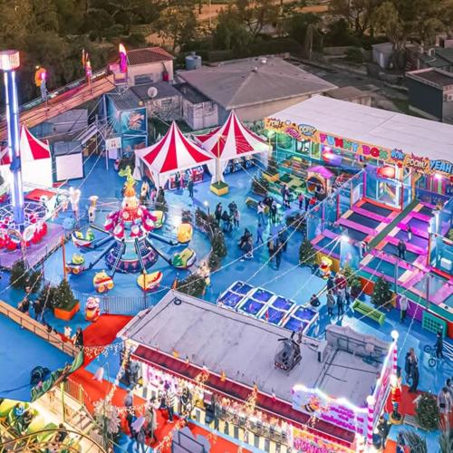 - une vue aérienne sur un parc d'attractions avec un carnaval dans l'établissement Escapade ensoleillée Studio, à La Seyne-sur-Mer