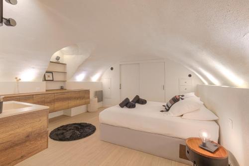 - une chambre blanche avec un lit et un lavabo dans l'établissement Le Cocon du Papillon Bleu I 2 suites parentales avec terrasse en plein coeur de Lyon I Parking inclus, à Lyon