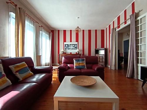 Quiet family 3 bedrooms apartment, 5 min to St Jean train station