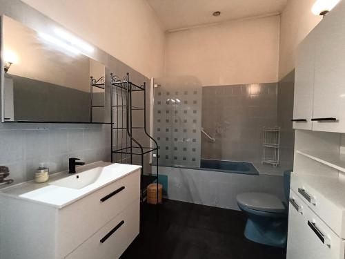 une salle de bain avec un lavabo, des toilettes et une baignoire dans l'établissement Quiet family 3 bedrooms apartment, 5 min to St Jean train station, à Bordeaux