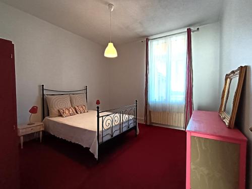 une chambre avec un lit et une fenêtre dans l'établissement Quiet family 3 bedrooms apartment, 5 min to St Jean train station, à Bordeaux