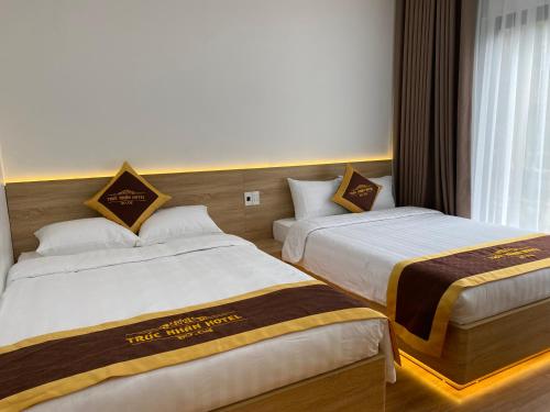 Postel nebo postele na pokoji v ubytování Trúc Nhân Hotel