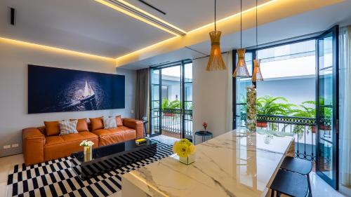 Una sala de estar con un sofá y una mesa de cristal. en PIER 57 - 410 Amazing 2 BR Condo Romantic Zone, en Puerto Vallarta