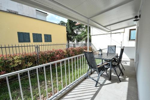 a patio with a table and chairs on a balcony at Apartman Platani in Trebinje